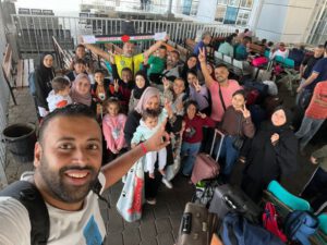 Foto divulgada neste domingo pelo Itamaraty mostra grupo de brasileiros que atravessou a fronteira para o Egito